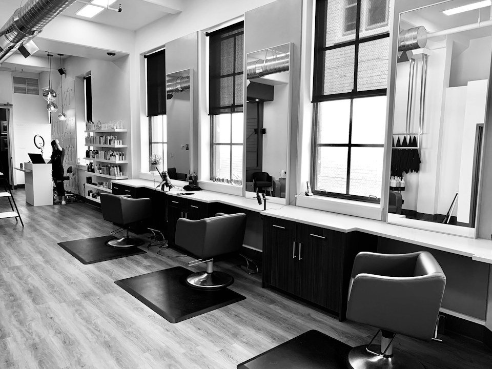 Geniş pencereli gerçek bir güzellik salonu