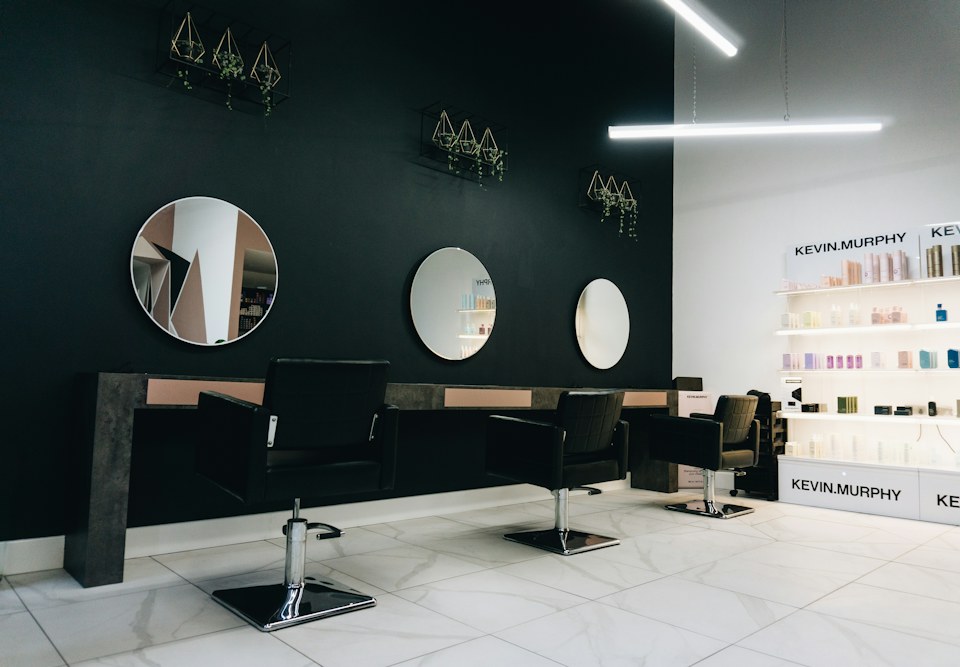 Modern güzellik salonunun karşılama ve bakım alanı